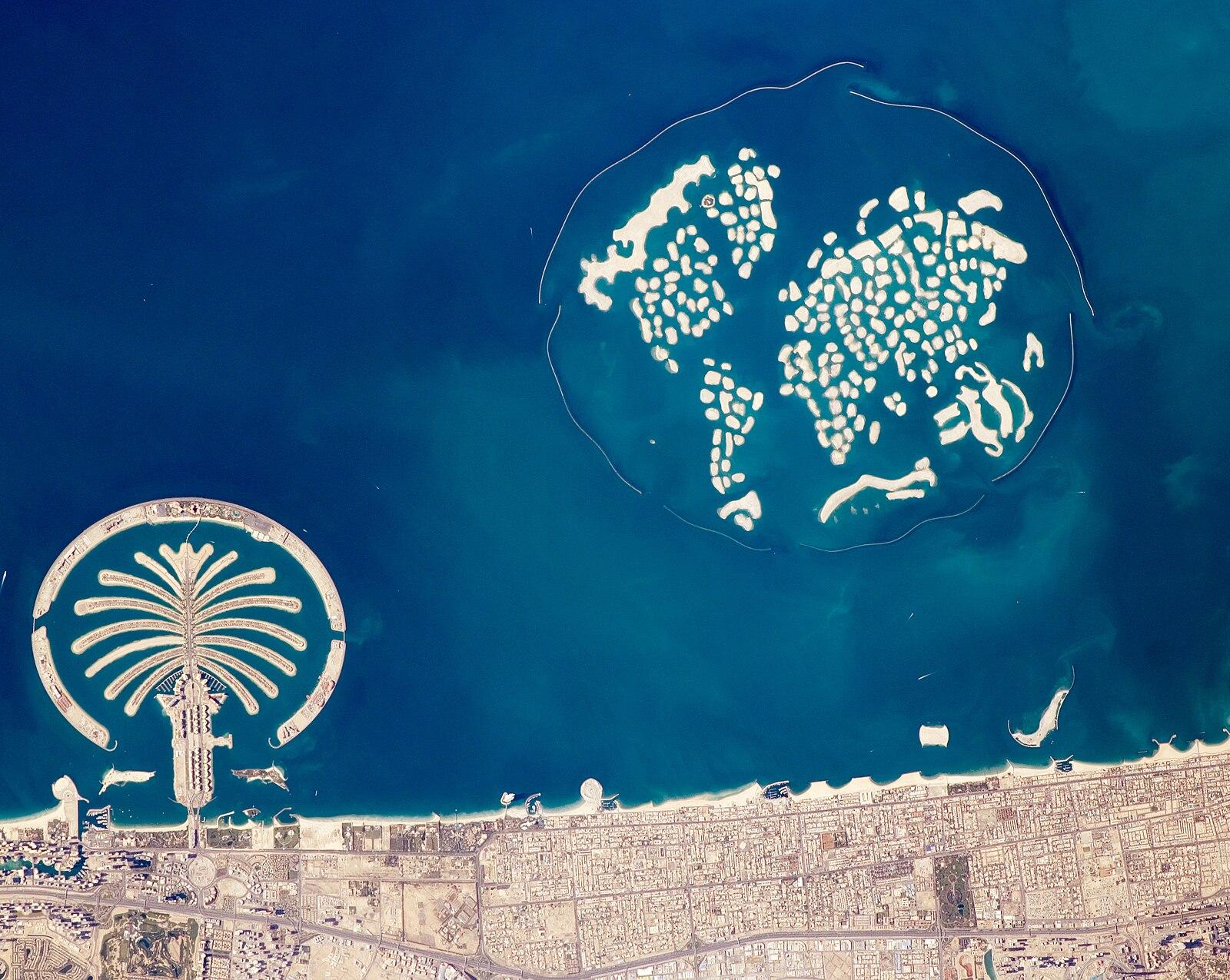 Artificial Archipelagos, Dubai, United Arab Emirates ISS022 E 024940 lrg